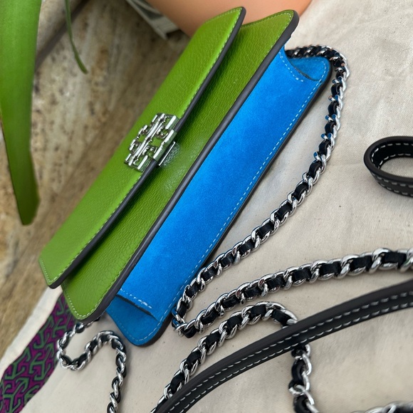 New Tory Burch BRITTEN COLOR BLOCK CHAIN WALLET W. WRISTLET WHEATGRASS - Picture 3 of 9